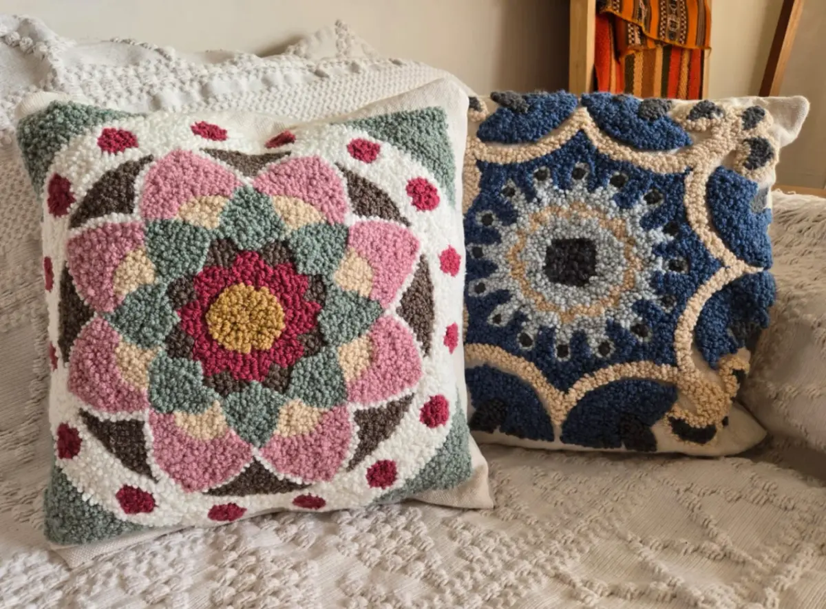 Almohadon Bordado a mano DISEÑO BOMBAY 