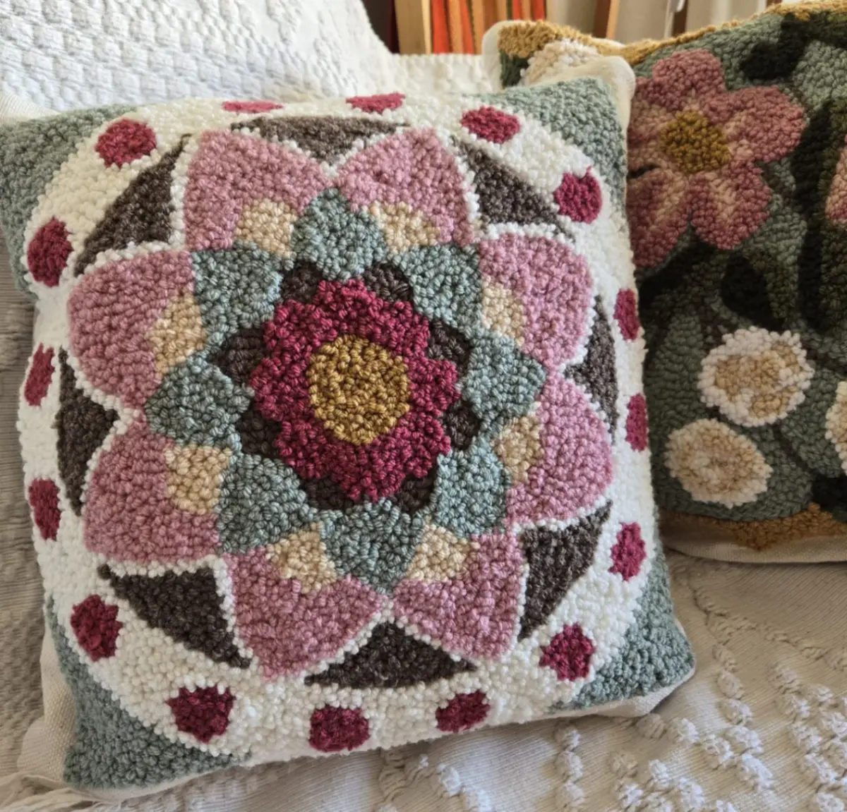 Almohadon Bordado a mano DISEÑO BOMBAY 